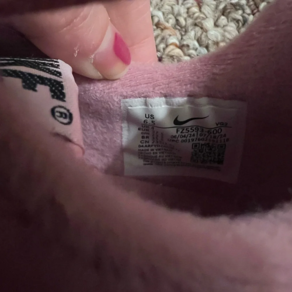 Brand new !!! Nike Women's Pink Sneakers - Picture 7 of 9